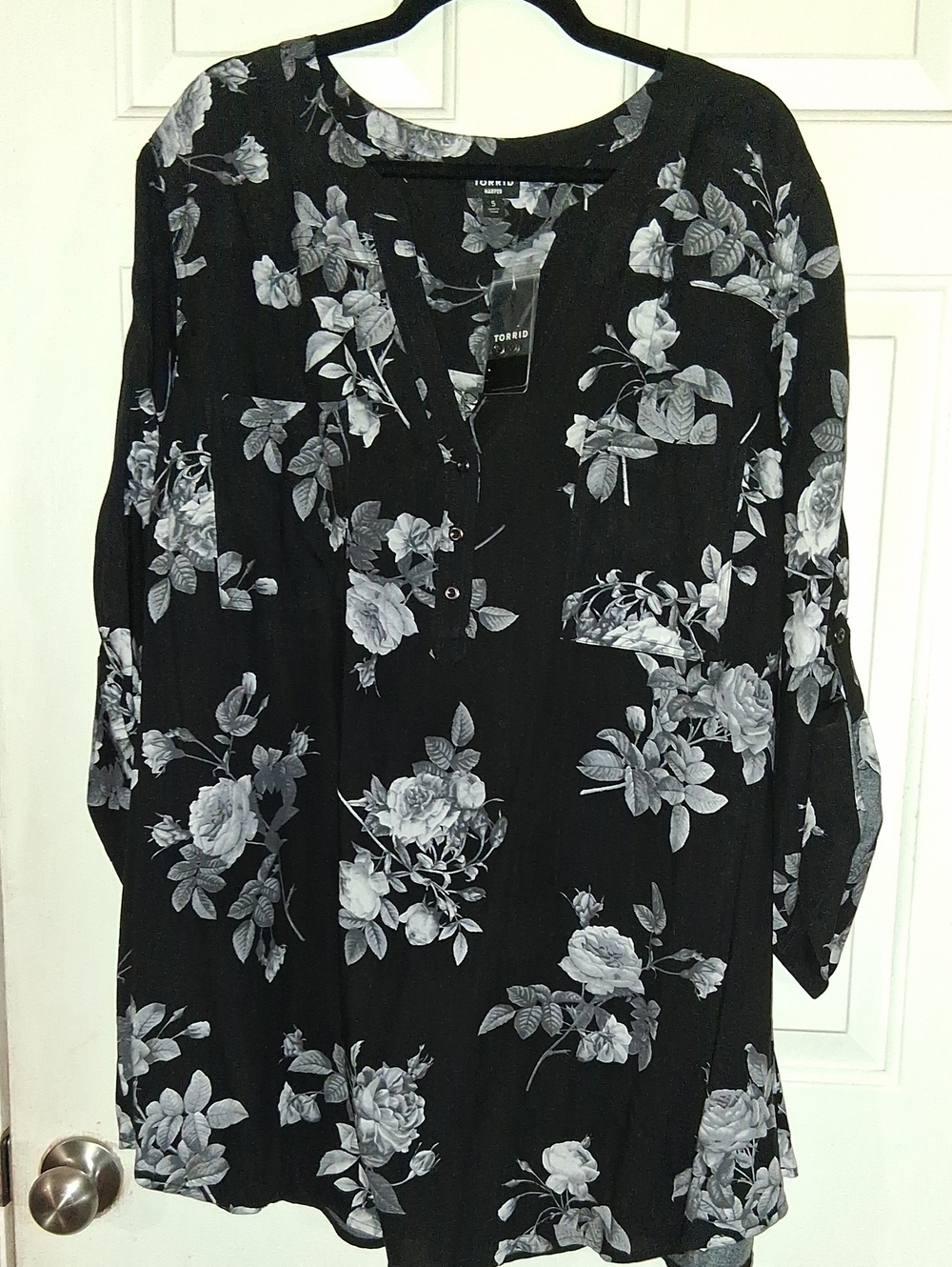 torrid Black & White Floral Henley Tunic